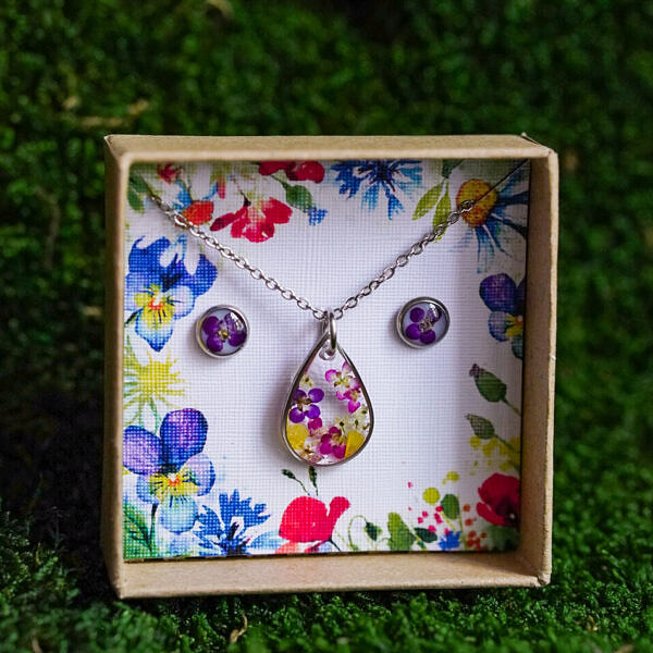 Zestaw: kolczyki sztyfty i naszyjnik